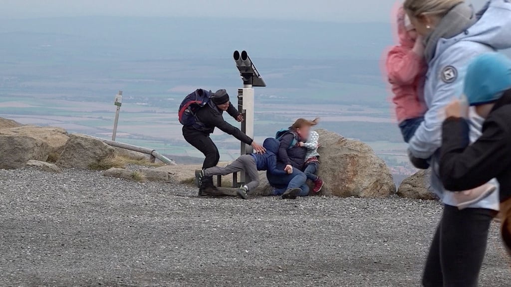 Auf dem Brocken im Harz tobt seit dem Mittwochvormittag (20. Oktober 2021) ein heftiger Sturm mit Orkanböen von bis zu 120 km/h. Kinder schreien, Menschen versuchen sich hinter Steinen zu verstecken.