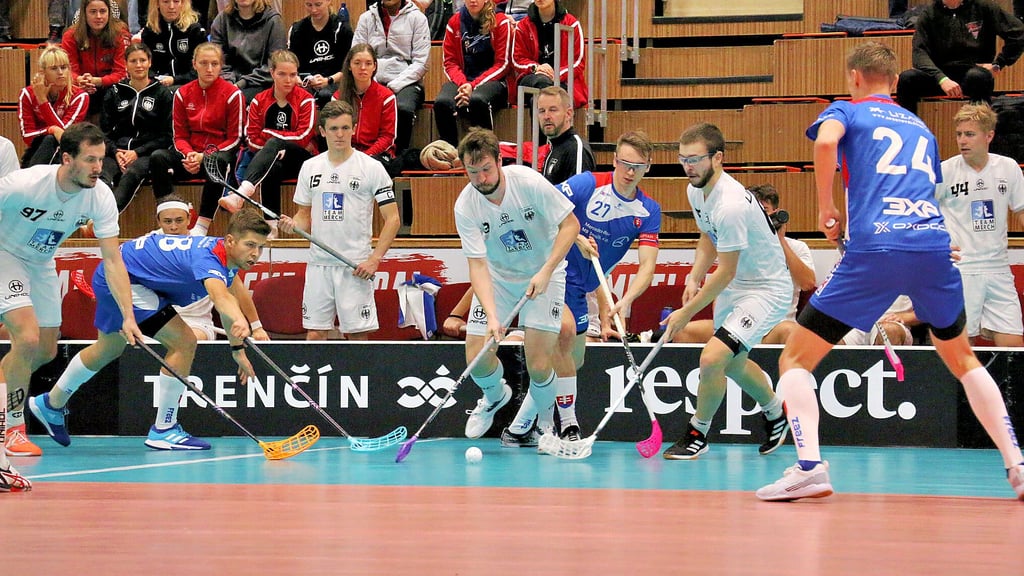 Gegen die Slowakei kassierte die deutsche Floorball-Nationalmannschaft (weiße Trikots) am Wochenende zwei Niederlagen.