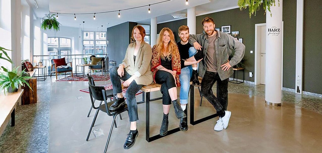 Maria Brinkmann, Linda Brozio, Anu Quint und Tino Semmer (von links) von der Kreativ-Agentur Polyluchs in ihrem neuen Domizil, dem Kreativloft in Wernigerode.