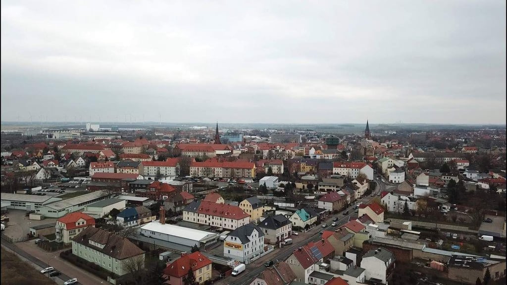 Die Stadt Staßfurt hat im Norden ein größeres Gewerbegebiet.