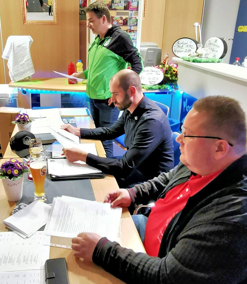 Stefan Lietze (von links) bleibt Vorsitzender vom VfB Klötze. Im Vorstand bleiben auch Christopher Schulz und Frank Berger.