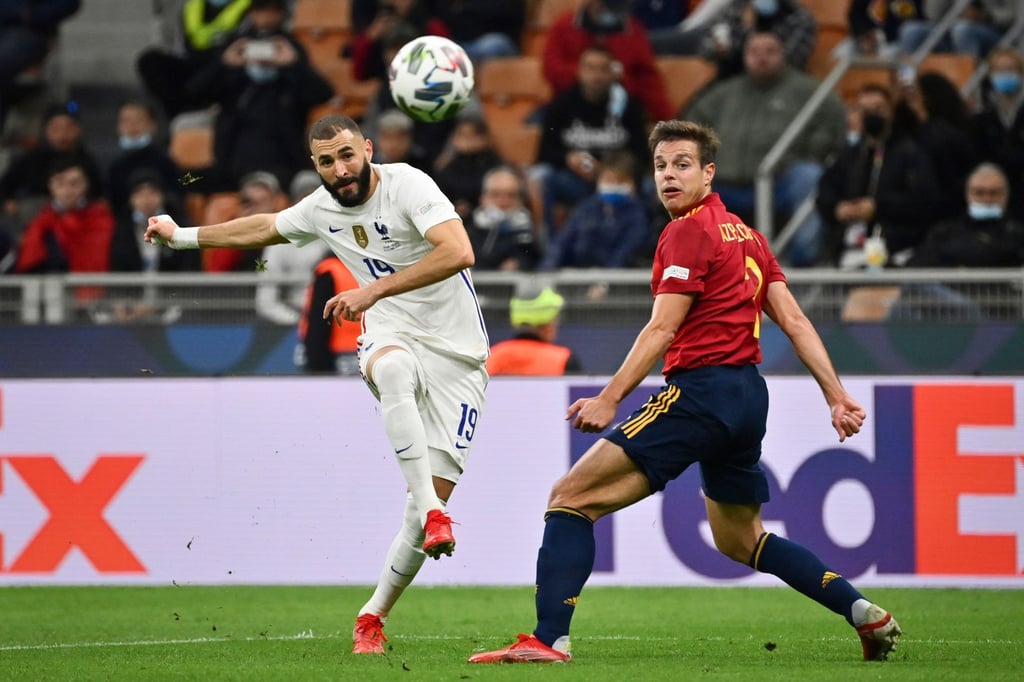 Karim Benzema (l) muss sich in Versailles wegen Beihilfe zu einem Erpressungsversuch verantworten.