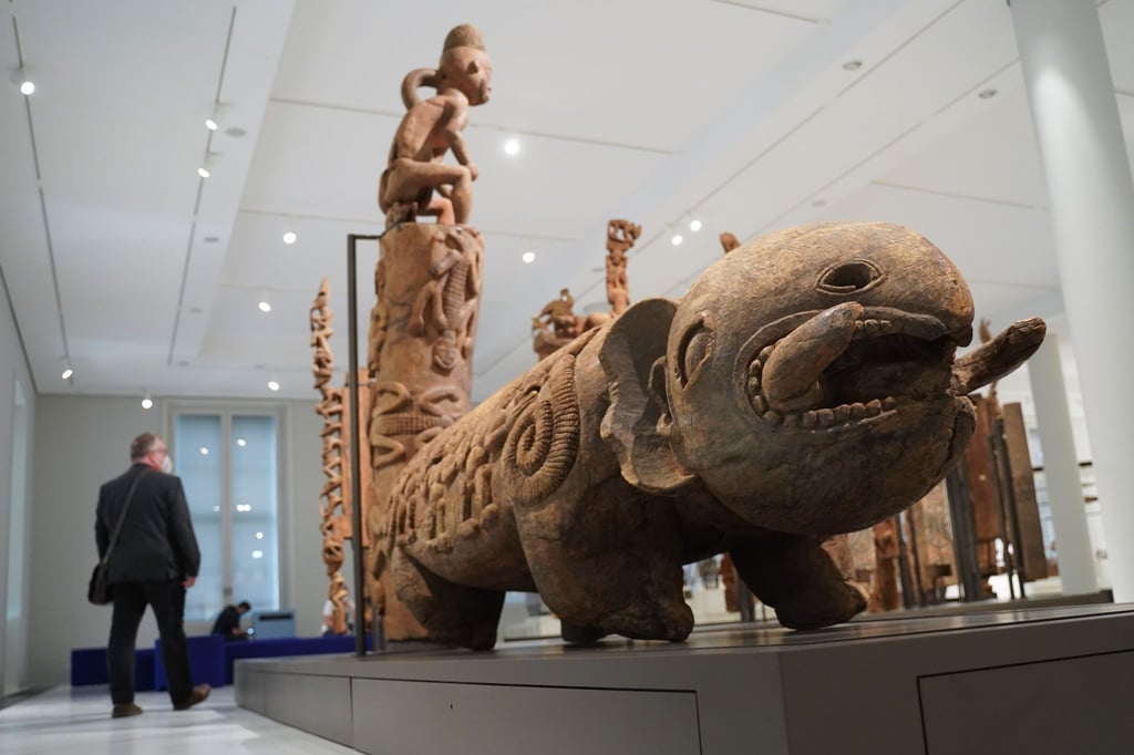 Eine Trommel aus Kamerun, die die Form eines Fantasietieres hat, ist im Humboldt Forum ausgestellt.