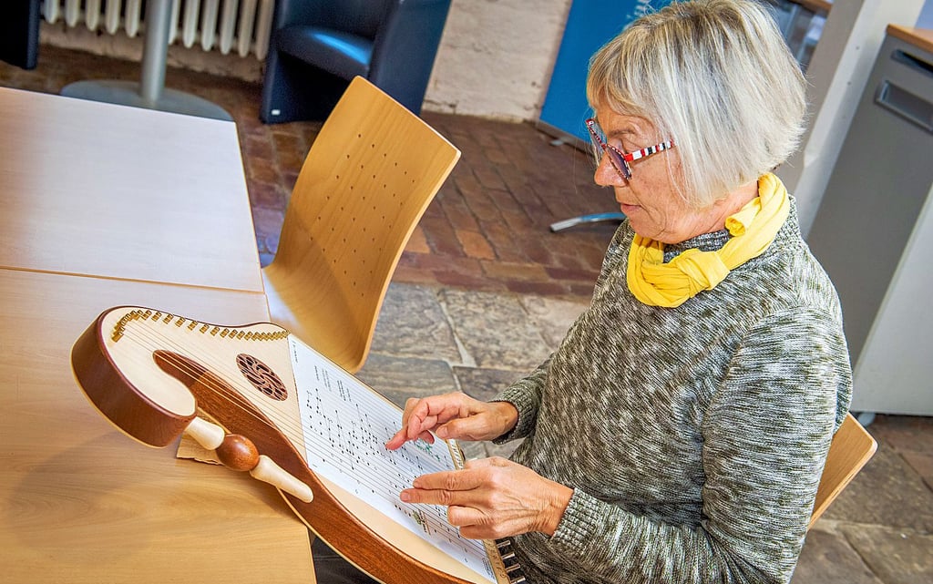 Würde sehr gern in Gemeinschaft auf der Tischharfe musizieren: Wahl-Naumburgerin Sabine Milter.