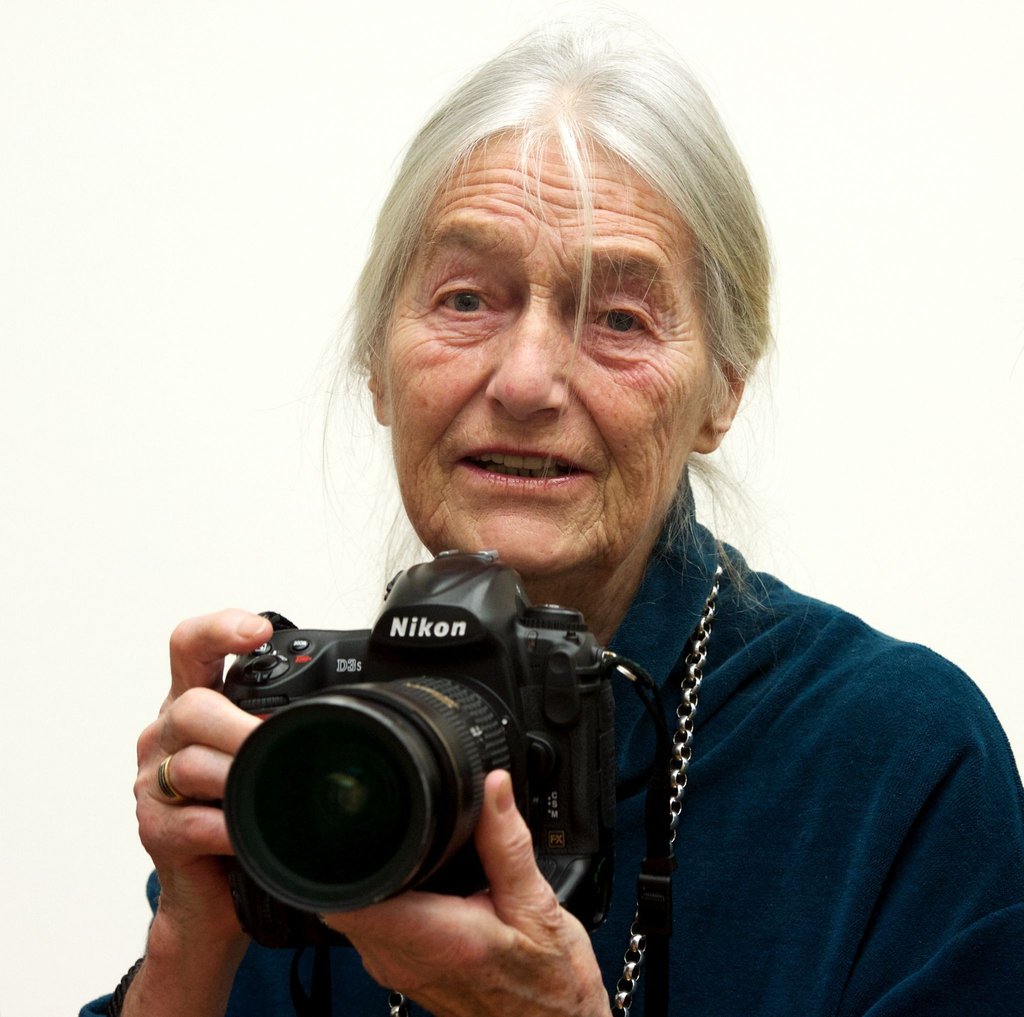 Die deutsche Fotografin Evelyn Richter mit Kamera.