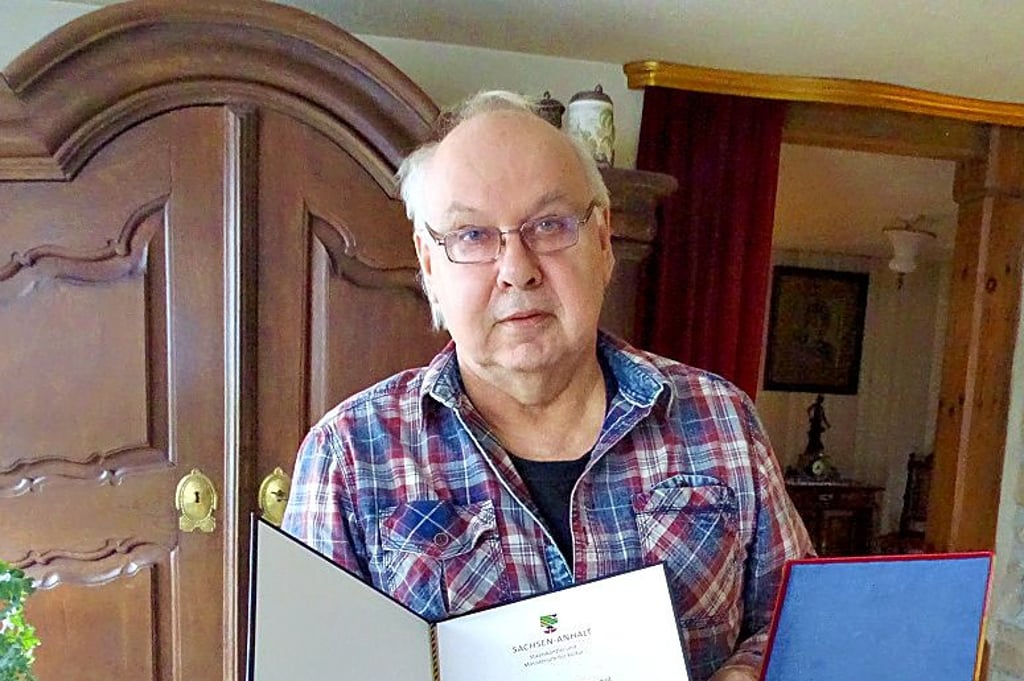 Vereinschef Wolfgang Donath mit Denkmalpreis und Urkunde