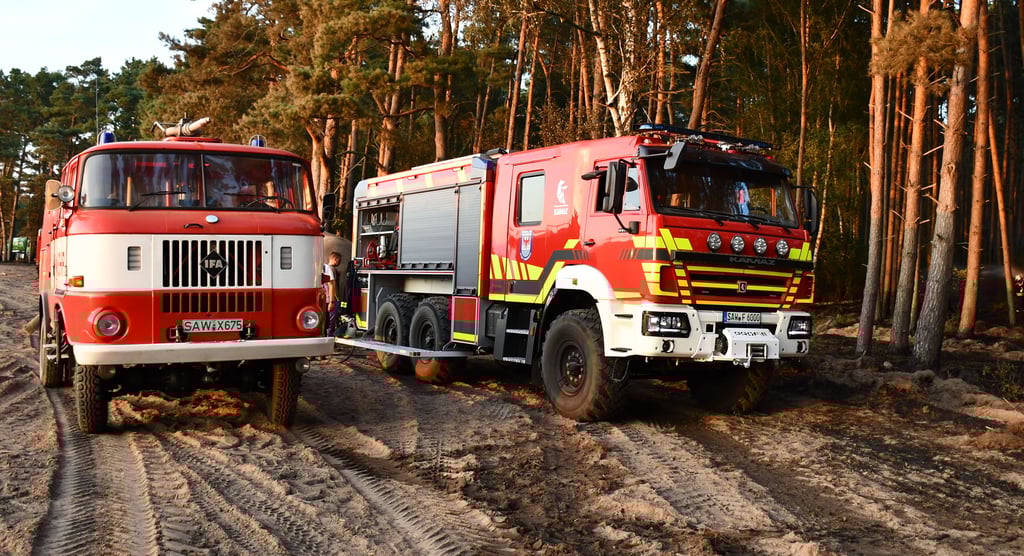 Das neue Arendseer Tanklöschfahrzeug Kamaz (rechts) und der ältere IFA 50 im August bei einem Waldbrand. In Arendsee wird nun ein weiteres Fahrzeug in Dienst gestellt.