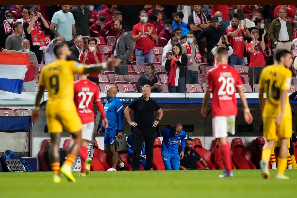 Trainer Ronald Koeman (M.) steckt mit dem FC Barcelona weiter in der Krise.