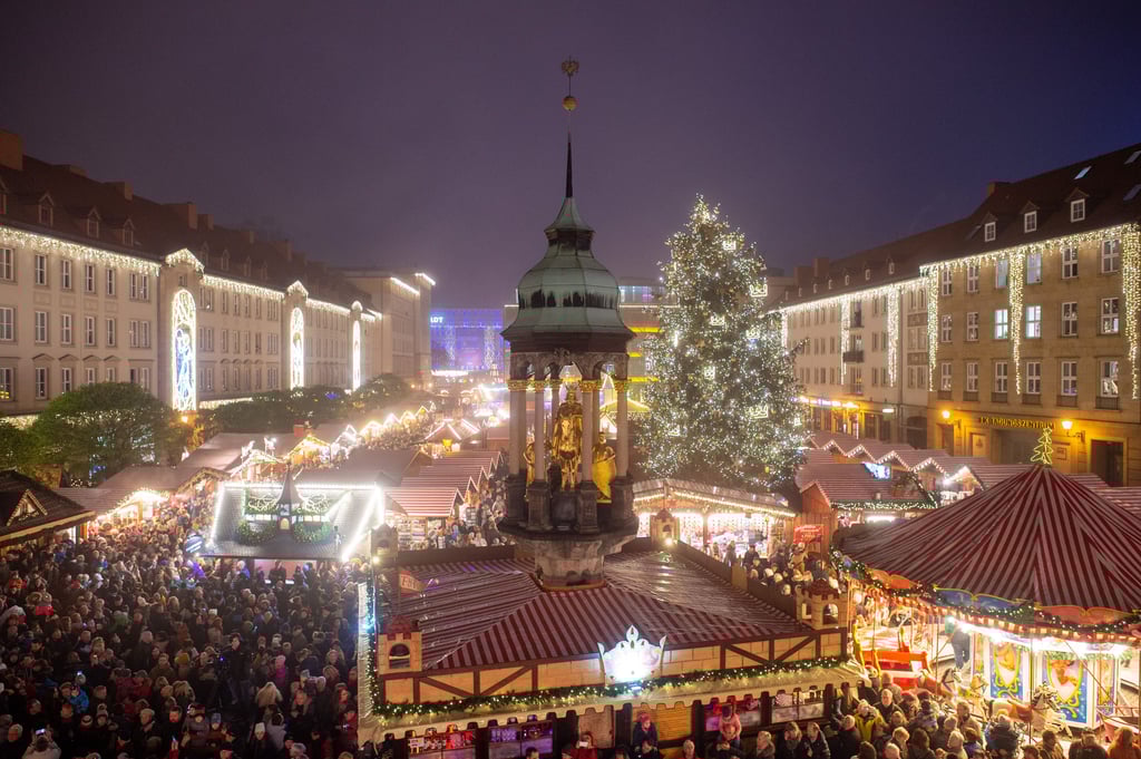 Der Magdeburger Weihnachtsmarkt wird jährlich von Millionen Gästen besucht. Ein Markenzeichen ist die Weihnachstanne. Wie hier in den Vorjahren soll sie auch 2021 in der Magdeburger City erstrahlen.