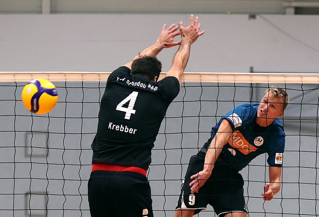 Der Spandauer Philipp Krebber bemüht sich redlich, aber vergeblich: Cedrik Moede vom USC Magdeburg schlägt den Ball zum Punkt.