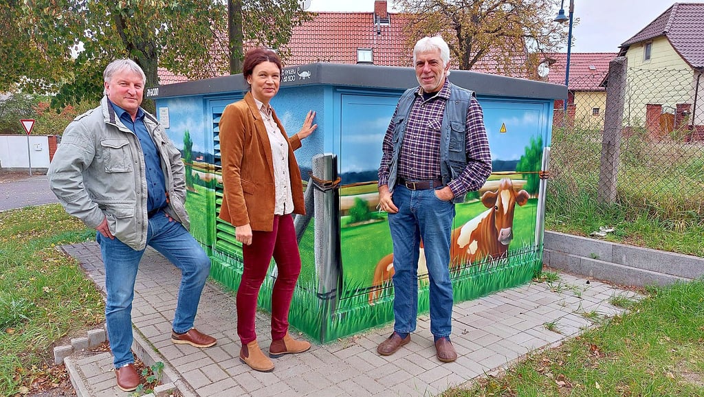 Peter Schorlemmer, Antje Klimek und Udo Müller nehmen das neu gestaltete Trafohaus in Rätzlingen in Augenschein.