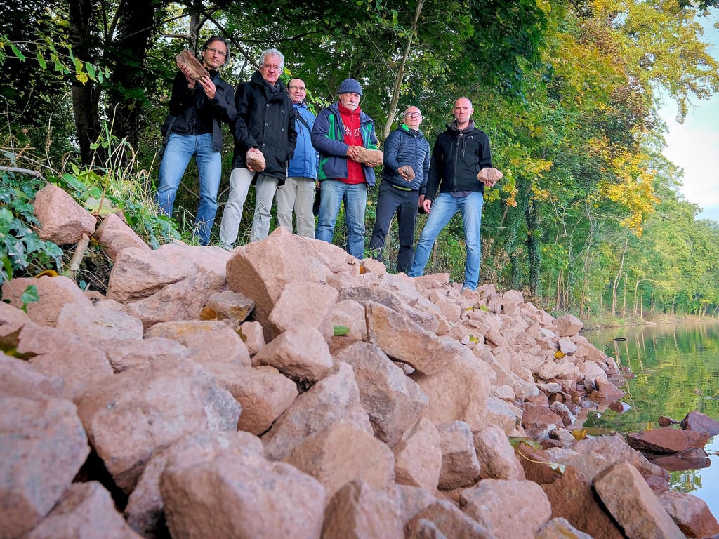 „Weg mit den Steinen!“ Wissenschaftler und Naturschützer protestieren gegen die Schüttung im Naturschutzgebiet auf der Peißnitz.