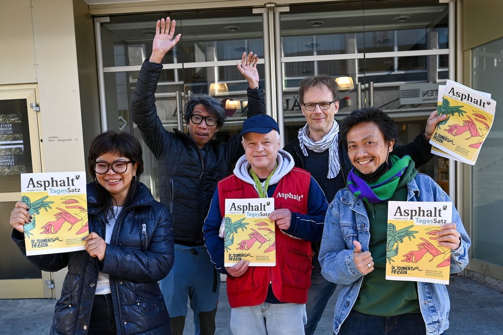 Daniella Fitriab (l-r), Iswanto Hartono (beide vom Künstlerkollektiv ruangrupa), Stefan Marx (Verkäufer der Straßenzeitung "Asphalt"), Volker Macke (Redaktionschef "Asphalt") und Reza Afisina (ruangrupa) in Kassel.