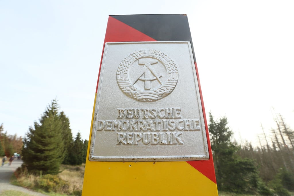 Eine nachgebaute Grenzsäule steht an der ehemaligen innerdeutschen Grenze im Harz.
