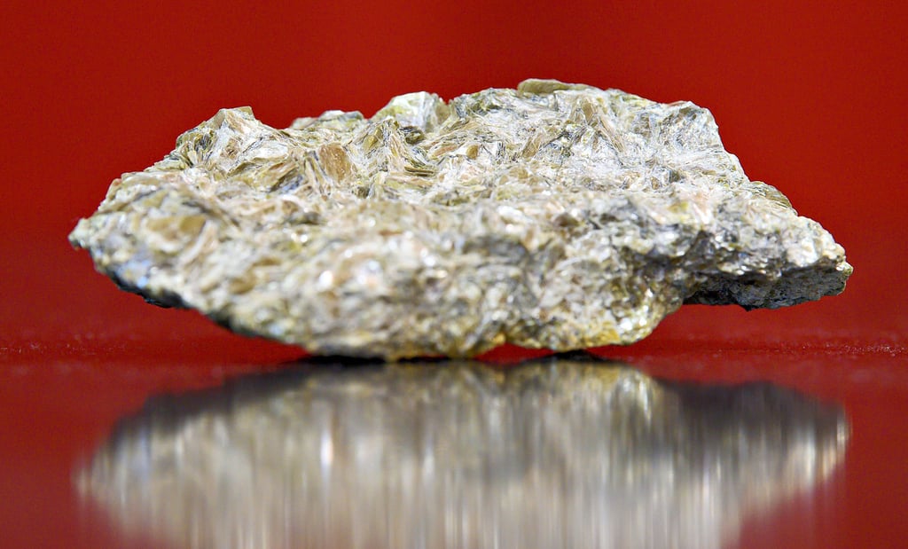 Ein mit Lithium durchsetztes Stück Erz