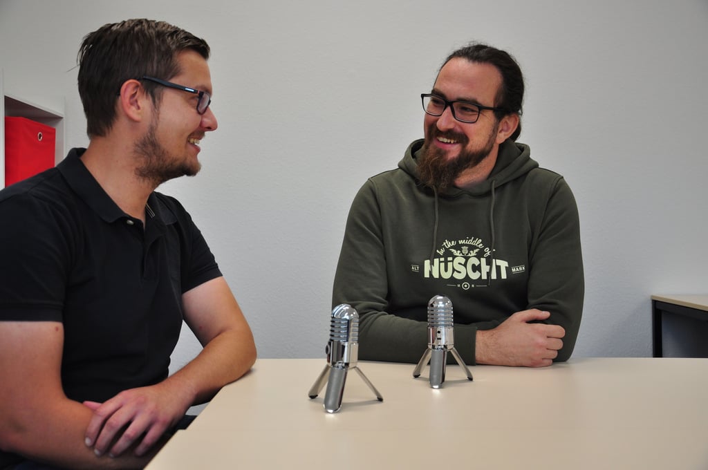 Initiator Alexander Wittwer (links) und Moderator Alexander Klos (rechts) des Podcasts "KinderStärken" aus Stendal im Gespräch.