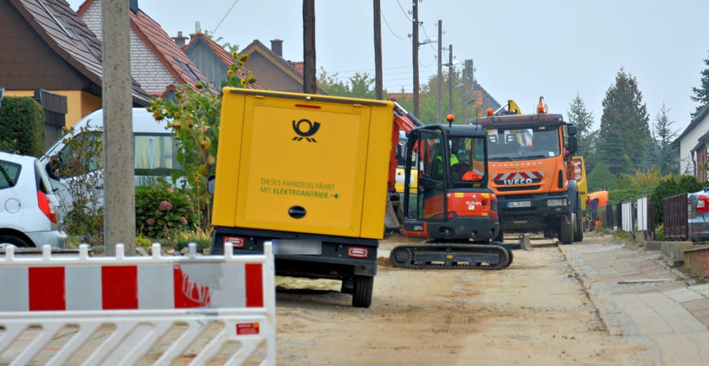 Vom Lindenweg in Richtung Platz der Freiheit geschaut: Von Verkehrsfreiheit kann aufgrund der Bauarbeiten derzeit keine Rede sein. Anwohner machen sich Gedanken, ob Rettungsdienst und Feuerwehr rechtzeitig vor Ort sein könnten.