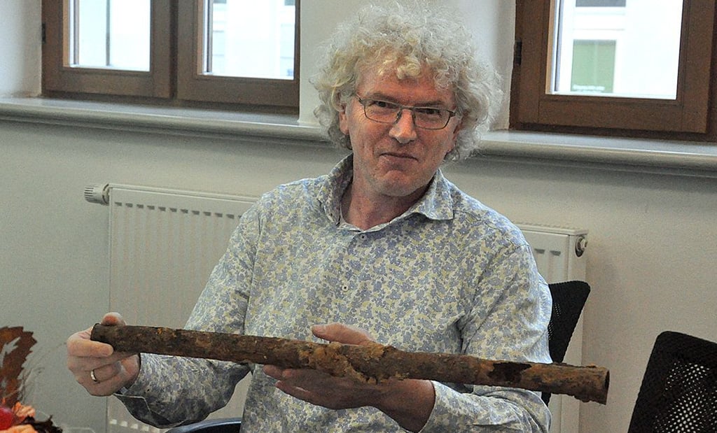 Thomas Schulze, Mitglied der Verbandsversammlung, präsentiert ein Hausanschlussrohr von der Baumaßnahme Lindenweg/Platz der Freiheit: Es ist verrostet und zerlöchert. Die Arbeiten dort seien also dringend erforderlich gewesen.