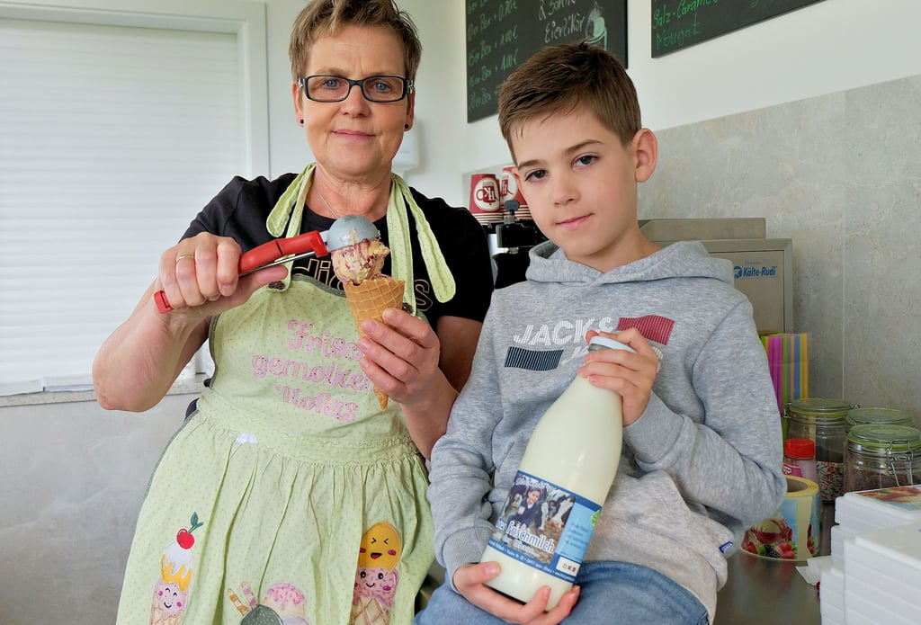 Eismanufaktur-Chefin Bärbel Mühlbach und Flaschenlabel-Model Arnold genießen die freie Zeit vor der Geschäftsöffnung.