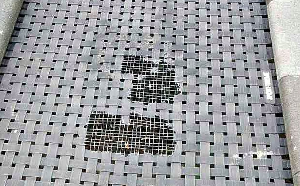 Das zerstörte Trampolin wird abgebaut.