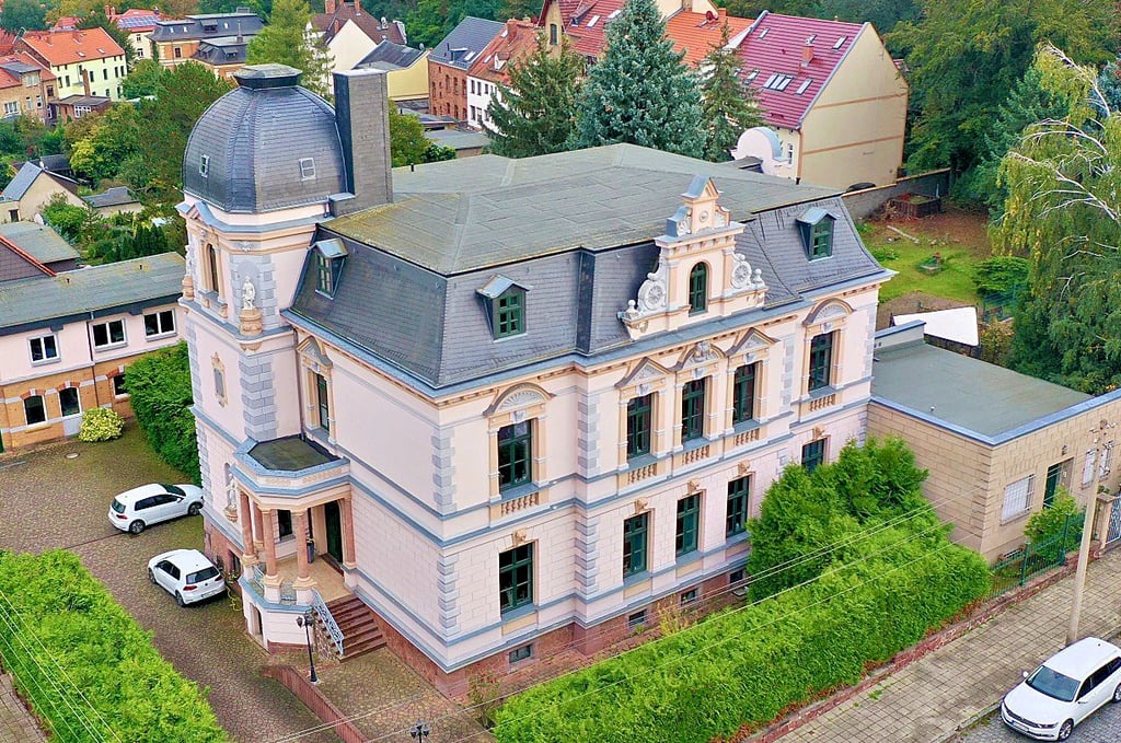 Die Villa Friemann von oben. Einst war sie die Stasizentrale in Eisleben und bald wird sie eine Wohlfühloase mit Raum für Teamevents.