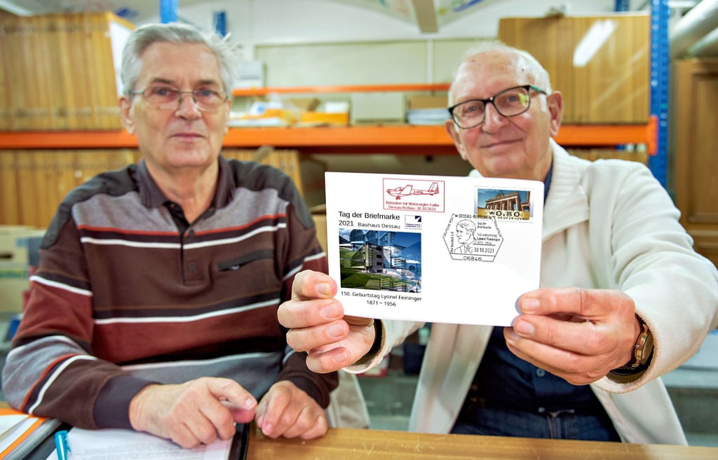 Bernhard Winkel und Vorsitzender Hans-Joachim Till vom Briefmarkenverein Dessau-Roßlau (v.l.) informieren zum „Tag der Briefmarke“.