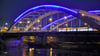 In blauem Neonlicht leuchten die Stahlbögen der beiden Jerusalembrücken in Magdeburg nächtlich auf.