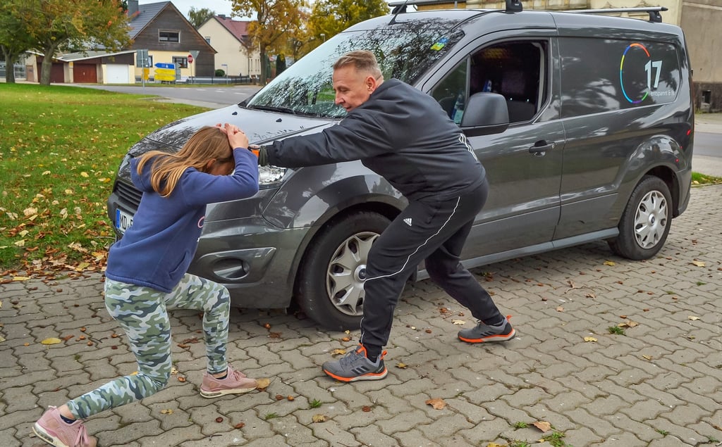 Spezialist Maik Orczeck aus Magdeburg hat Kindern aus Klein Rodensleben und Umgebung die richtige Reaktion auf ungewollte Kontaktaufnahmen durch Fremde näher gebracht.