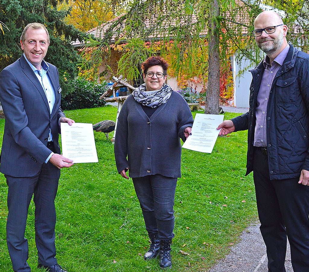 Mit der Vertragsunterzeichnung zwischen Stadt und Lebenshilfe in persona Oberbürgermeister Sven Wagner (links) und Geschäftsführer Stefan Labudde kann auch die Tiergartenleiterin Daniela Dieckmann für die Zukunft des Tiergartens Staßfurt planen. Foto: Stadt Staßfurt