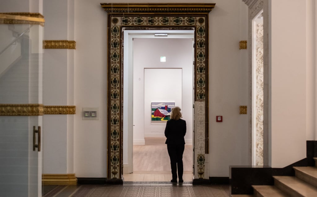 Blick in die Ausstellung "The Cool and the Cold. Malerei aus den USA und der UdSSR 1960–1990. Sammlung Ludwig" im Berliner Gropius Bau.