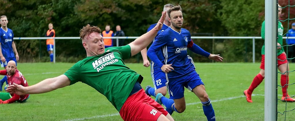 Sekundenbruchteile kommt Christian Dannenberg (OSC) zu spät, so geht der Ball knapp am Tor vorbei.