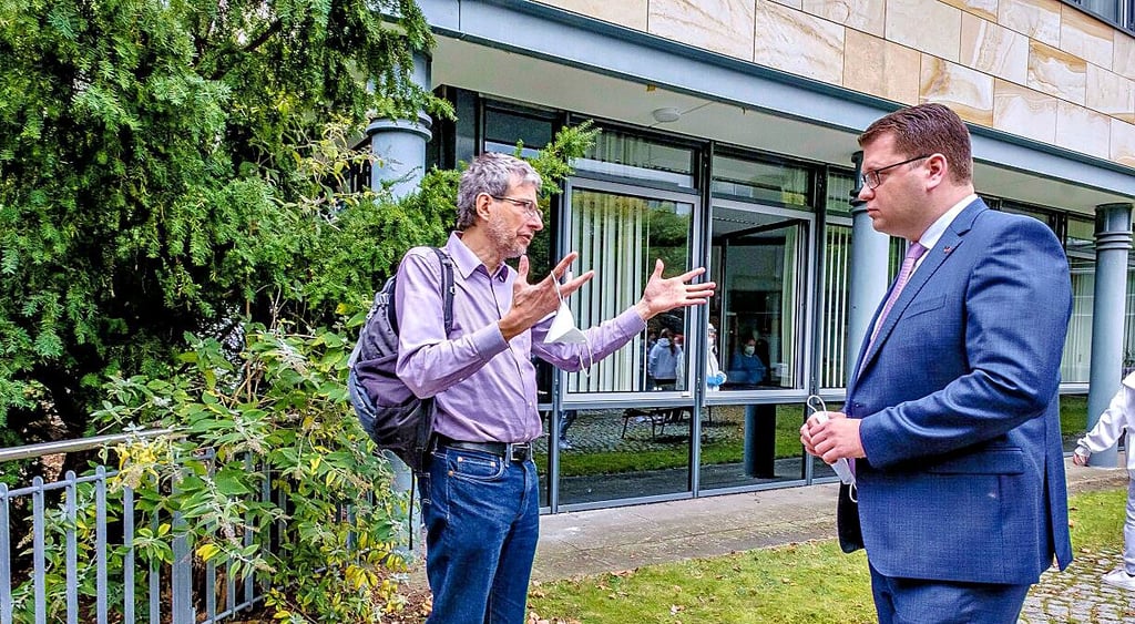 Vor dem neuen Testzentrum an der Rückseite der Sparkasse: Landrat Christian Tylsch (rechts) und Amtsarzt Michael Hable.