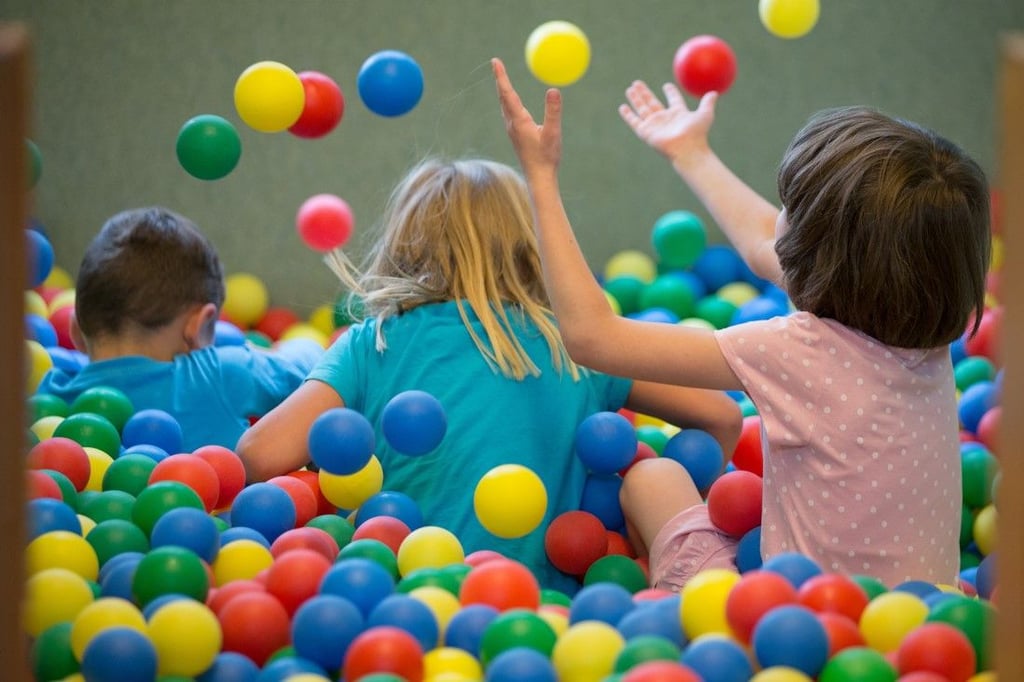 In den Indoorspielplätze im Harz kommen Kinder voll auf ihre Kosten und können sich auch bei schlechtem Wetter hier so richtig austoben.
