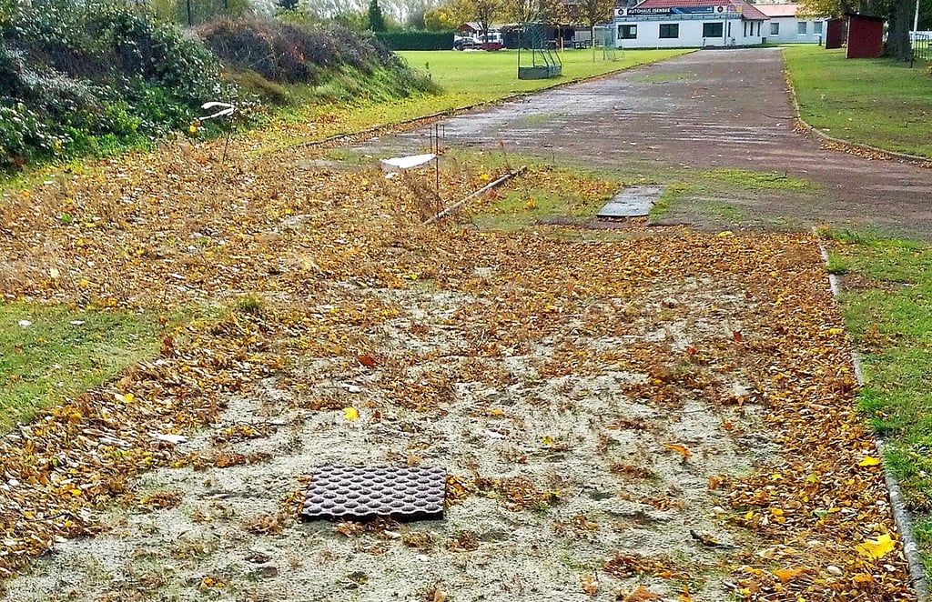 Hier bedarf es einiges an Fantasie, um überhaupt eine Weitsprunganlage zu erkennen. Das Ganze erinnert eher an ein verlassenes Kasernenareal, als an einen Sportplatz.