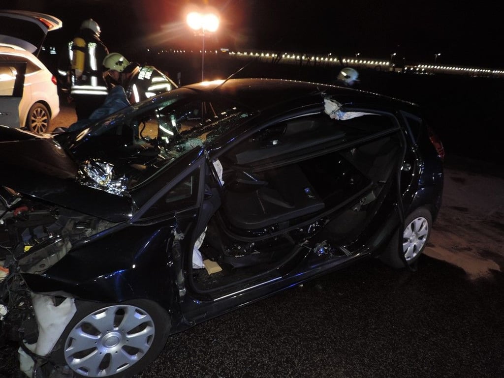 Ein 27-Jähriger ist am Mittwoch (20. Oktober) in Osterweddingen im Landkreis Börde in einer Kurve auf die Gegenfahrbahn gekommen. Dabei kollidierte er mit dem entgegen kommenden Auto einer 34-jährigen Frau.