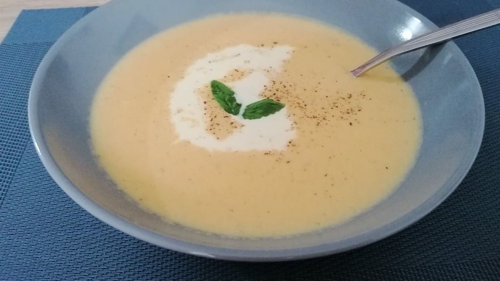 Wer die Suppe farblich knalliger mag, kann mit Kurkuma für ein kräftigeres Orange sorgen.