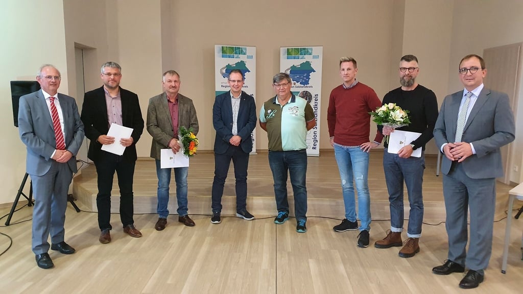 Staatssekretär Gert Zender (von links), Christian Schlitzberger und Ortsbürgermeister Rüdiger Kunze, die Vertreter aus Ranies, sowie Carlo Scholz, Harald Albrecht, Andrè Bormann und Ortsbürgermeister Dieter Kienast, die für Hoym die Ehrung beim Dorfwettbewerb im Salzlandkreis entgegennahmen. Rechts im Bild Landrat Markus Bauer.