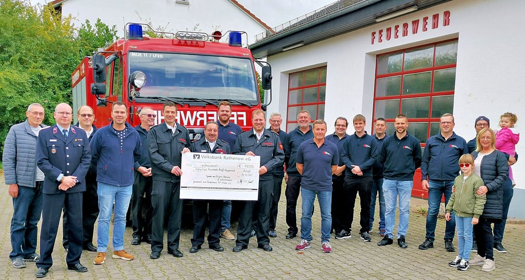 Vorm Gerätehaus der Löschgruppe Arloff-Kirspenich übergab die dreiköpfige Klietzer Delegation die Flutspende offiziell an diese Wehr.