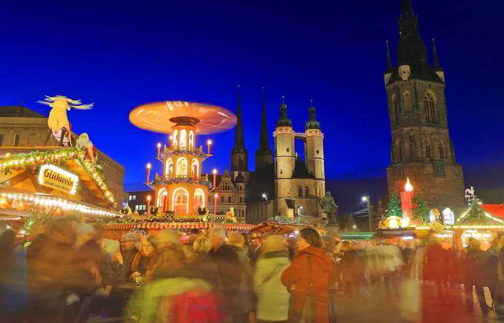 So dicht gedrängt wie auf diesem Archivfoto werden die Besucher des halleschen Weihnachtsmarktes 2021 coronabedingt vermutlich nicht stehen.