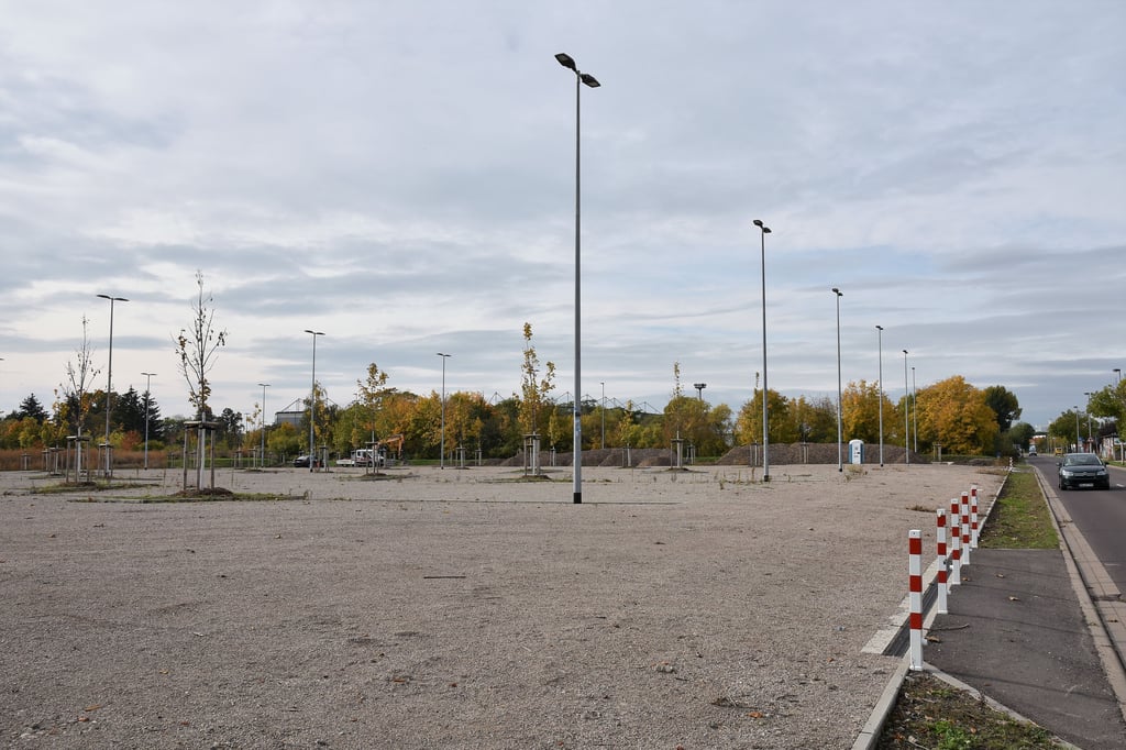 Insgesamt 535 000 Euro hat der neue Gästeparkplatz am Gübser Weg in Magdeburg gekostet.