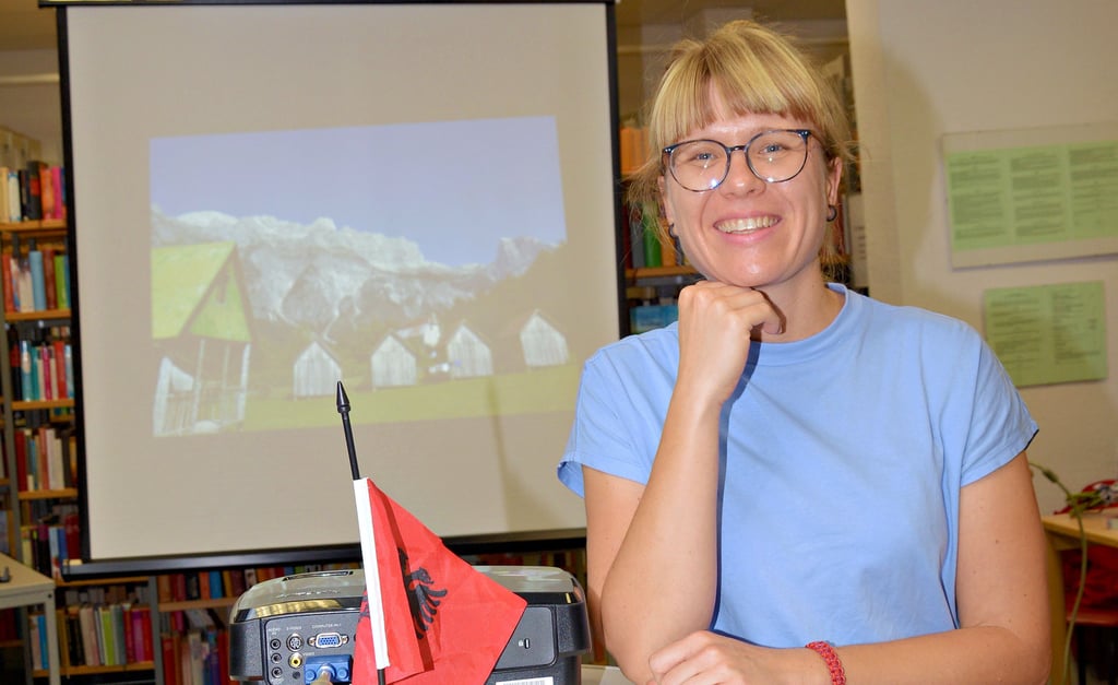 Bei einer Foto- und Videoshow berichtete die Autorin Mady Host in der Klötzer Bibliothek von einer knapp dreiwöchigen Reise durch Albanien, die sie gemeinsam mit einer Freundin unternommen hat. Unterwegs waren sie als Rucksack-Touristinnen.