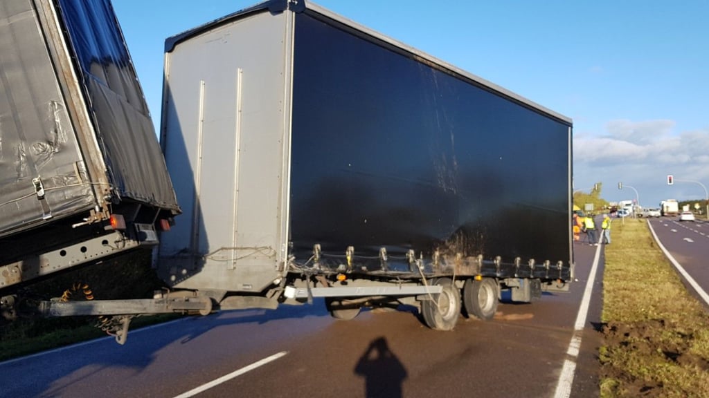 Mehrere Lkw sind auf der B91 aufgrund des Sturmtiefs  umgestützt.