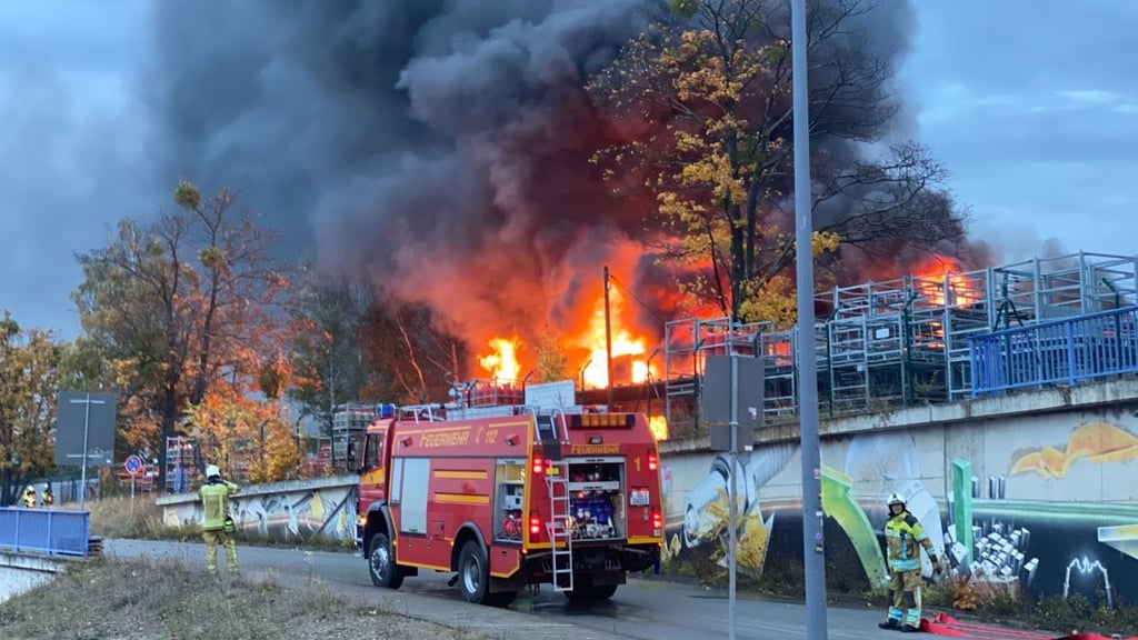 Dresden: Eine Abfüllanlage für Flüssiggas steht in Flammen. Schwarzer Rauch zog am Donnerstagmorgen stadtauswärts.