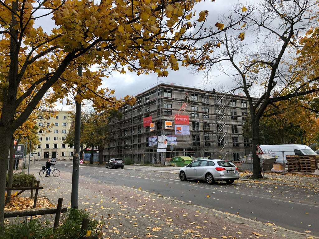 Die neue Seniorenresidenz in Dessau entsteht in der Wolfgangstraße. Im nächsten Sommer soll alles fertig sein.