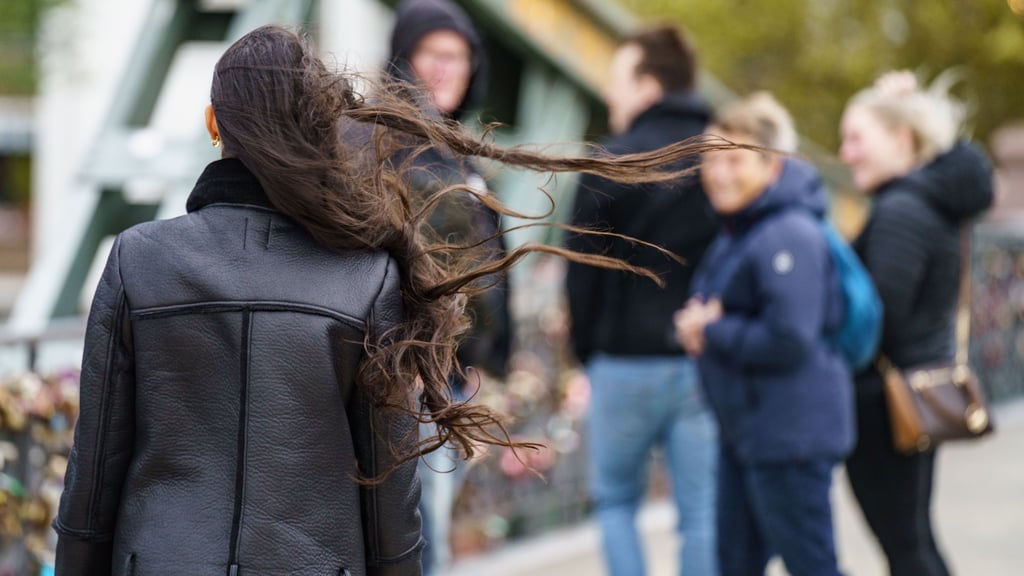 Wegen des Sturms sind heute noch mit Windgeschwindigkeiten von bis zu 100 km/h zu rechnen, teilt der Deutsche Wetterdienst mit.
