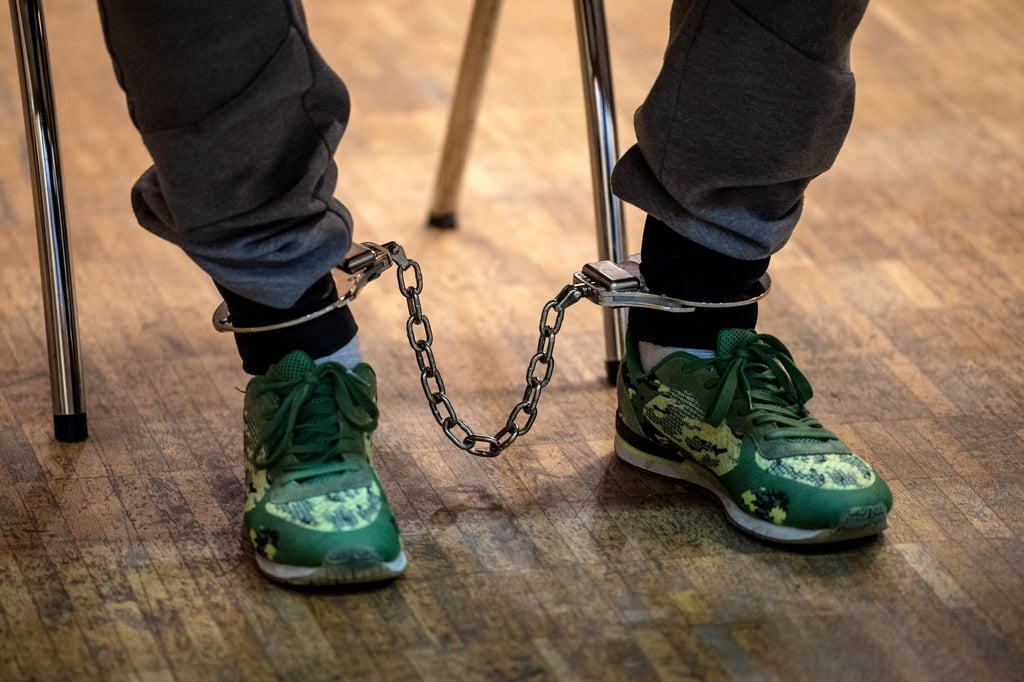 Einer der Angeklagten im Mordprozess sitzt in der Stadthalle.