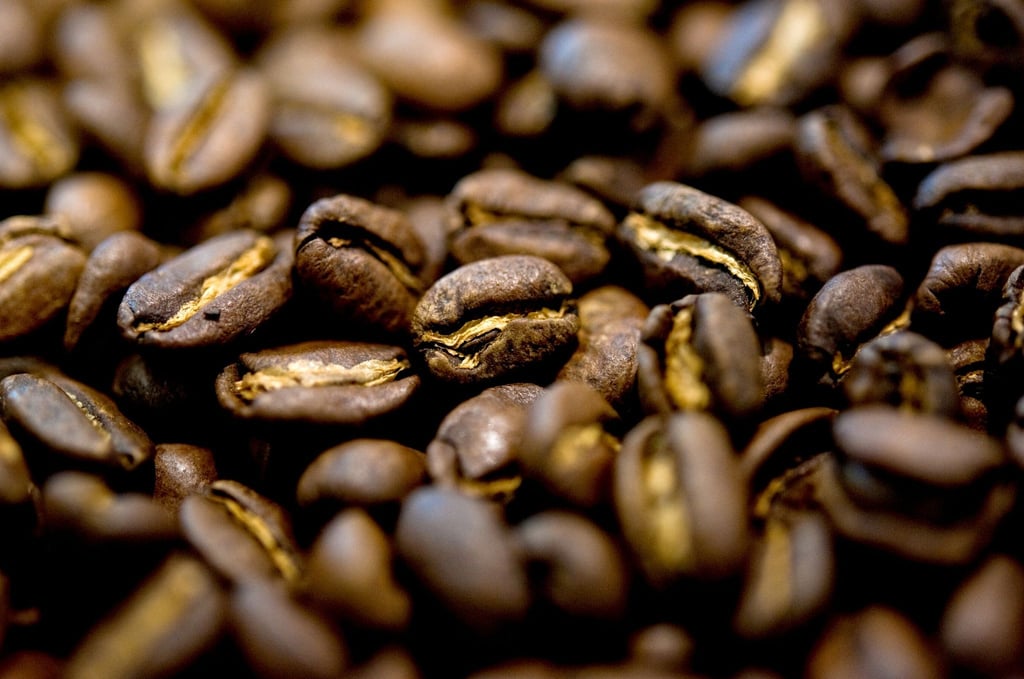 Aus Kaffeebohnen lässt sich nicht nur ein Kaffee zubereiten. Geröstete Bohnen sind auch Geschmacksträger und können beim Kochen von Gerichten zum Einsatz kommen.