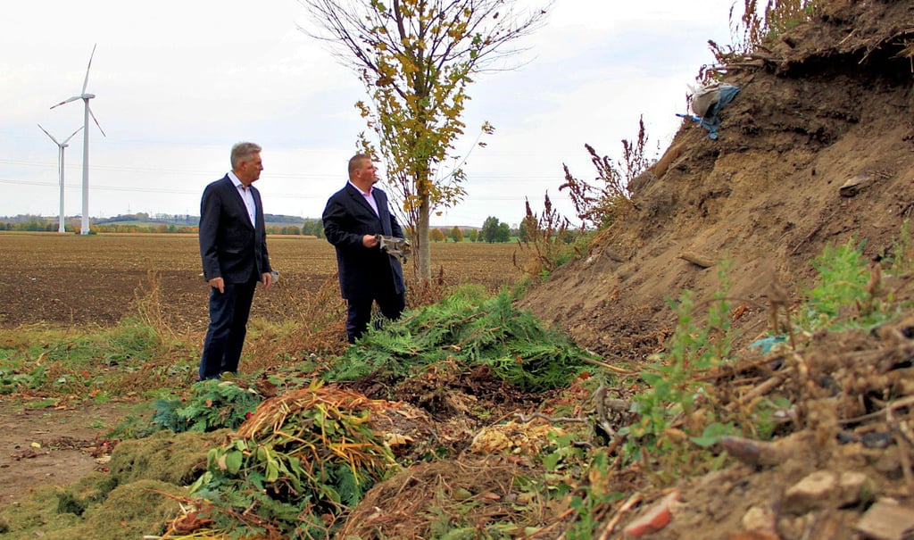 Manfred Behrens und Frank Nase (rechts) machen sich ein Bild über den stetig wachsenden Müllberg am Rande von Ebendorf.