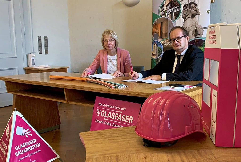 Haldensleben soll neue Glasfaseranschlüsse bekommen. Die stellvertretende Bürgermeisterin Sabine Wendler und Andreas Meyer von der Telekom, unterzeichneten einen Kooperationsvertrag.