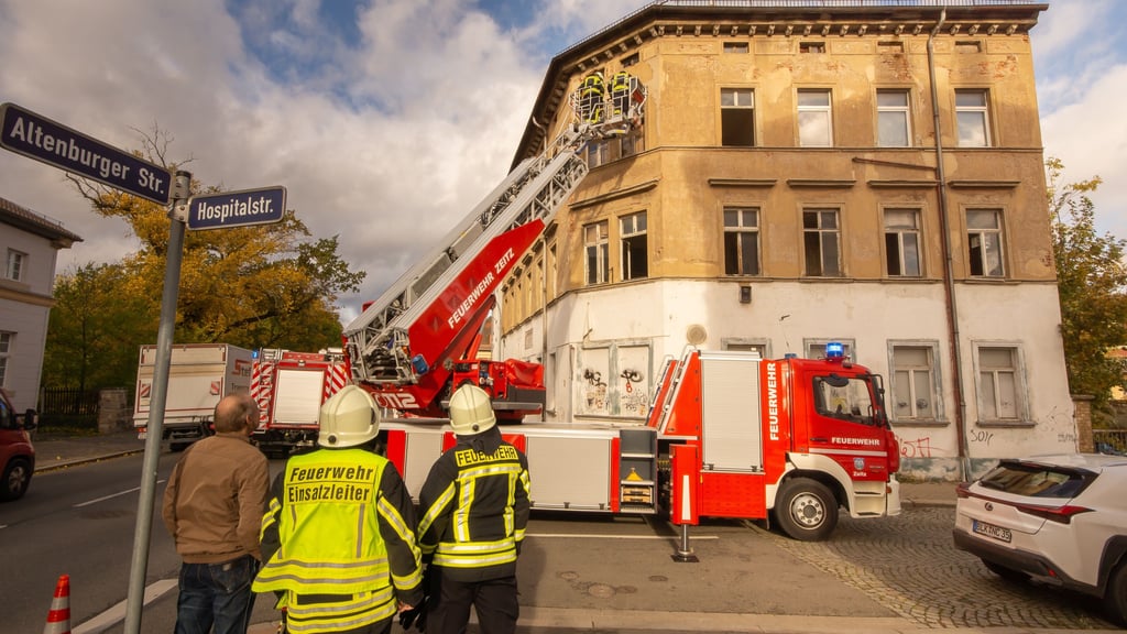 In der Altenburger Straße in Zeitz musste ein leerstehendes Gebäude gesichert werden. 